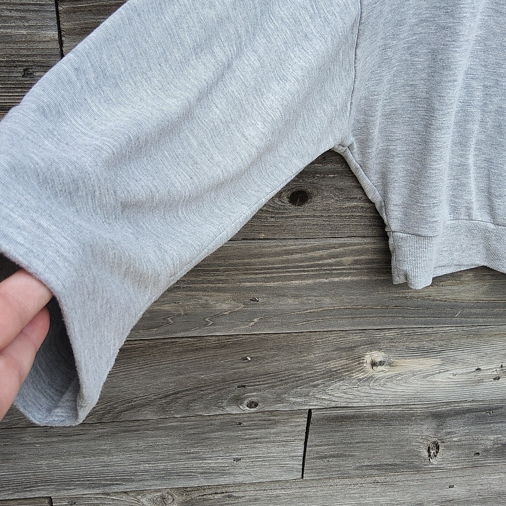 Old Navy Actice crop grey sweatshirt - Picture 3 of 5